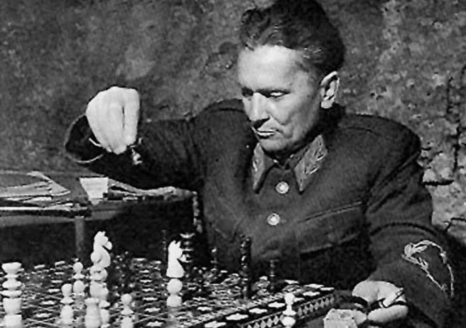 Josip Broz Tito igra šah