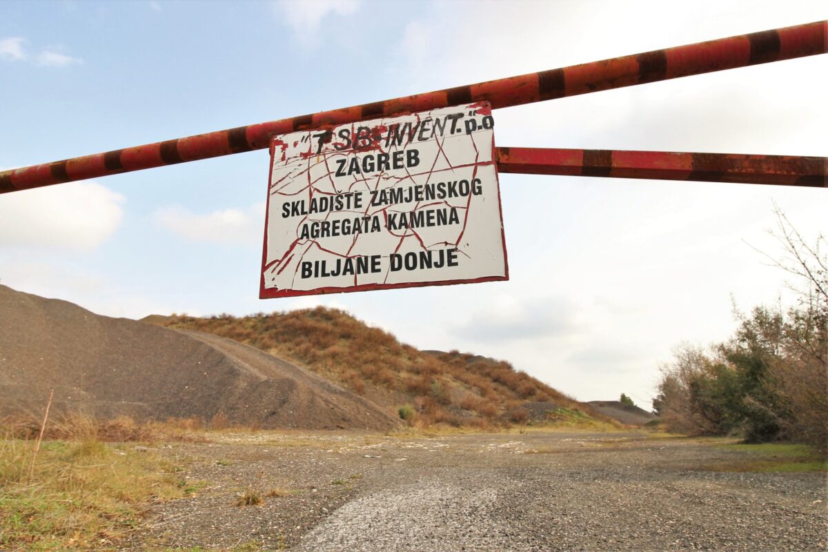 F-zin #23: Crna brda troske – priča o kemijskoj industriji u Dalmaciji