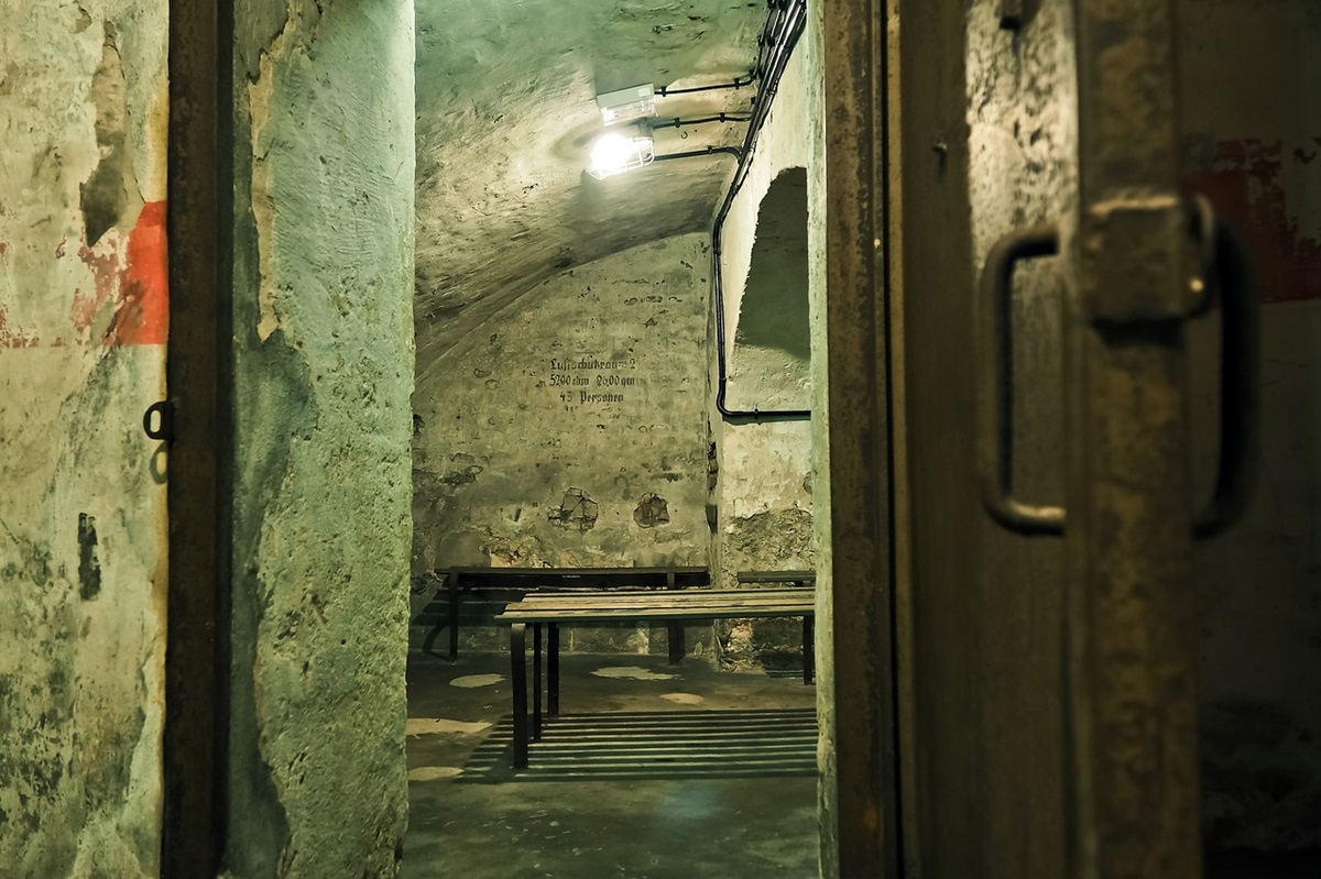 Bunker Rakovnik Na fotografiji iz 2. svjetskog rata zarobljenik je njemački, a ne ...