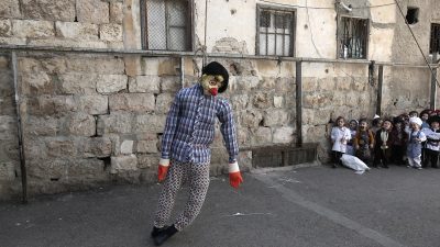 Snimka vješanja lutke prikazuje proslavu židovskog blagdana Purim